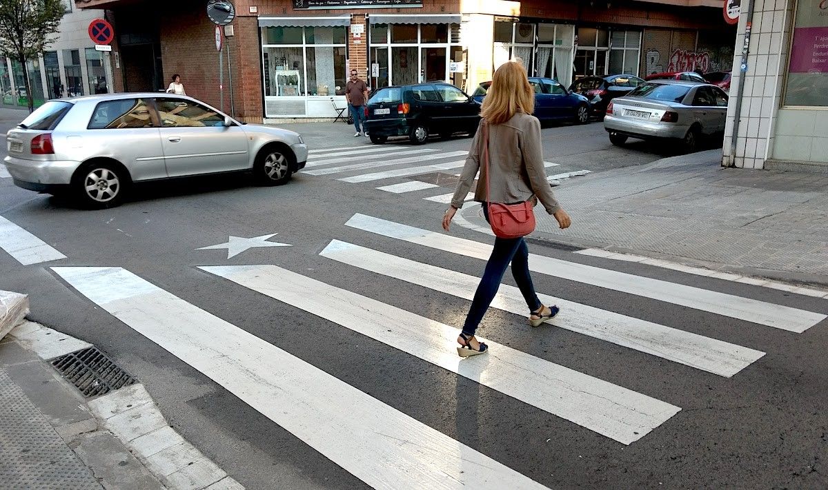 Una noia creua el pas de vianants a Sabadell