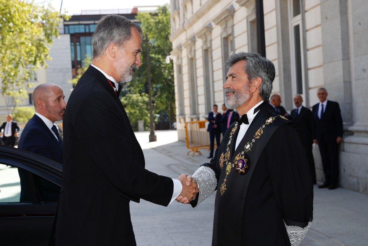 Felip VI i Carlos Lesmes, president del CGPJ i del Suprem, se saluden en l'obertura de l'any judicial.