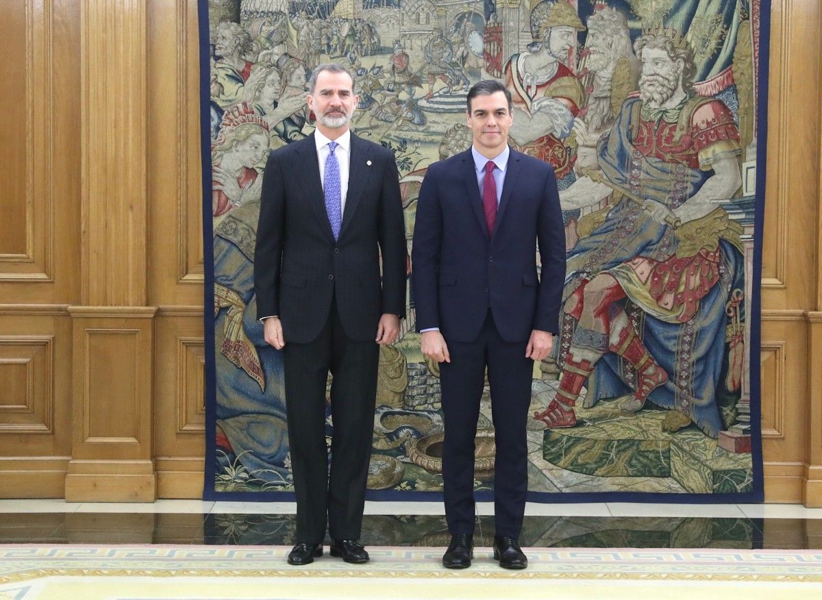Felip VI i Pedro Sánchez, després que el president espanyol prometés el càrrec