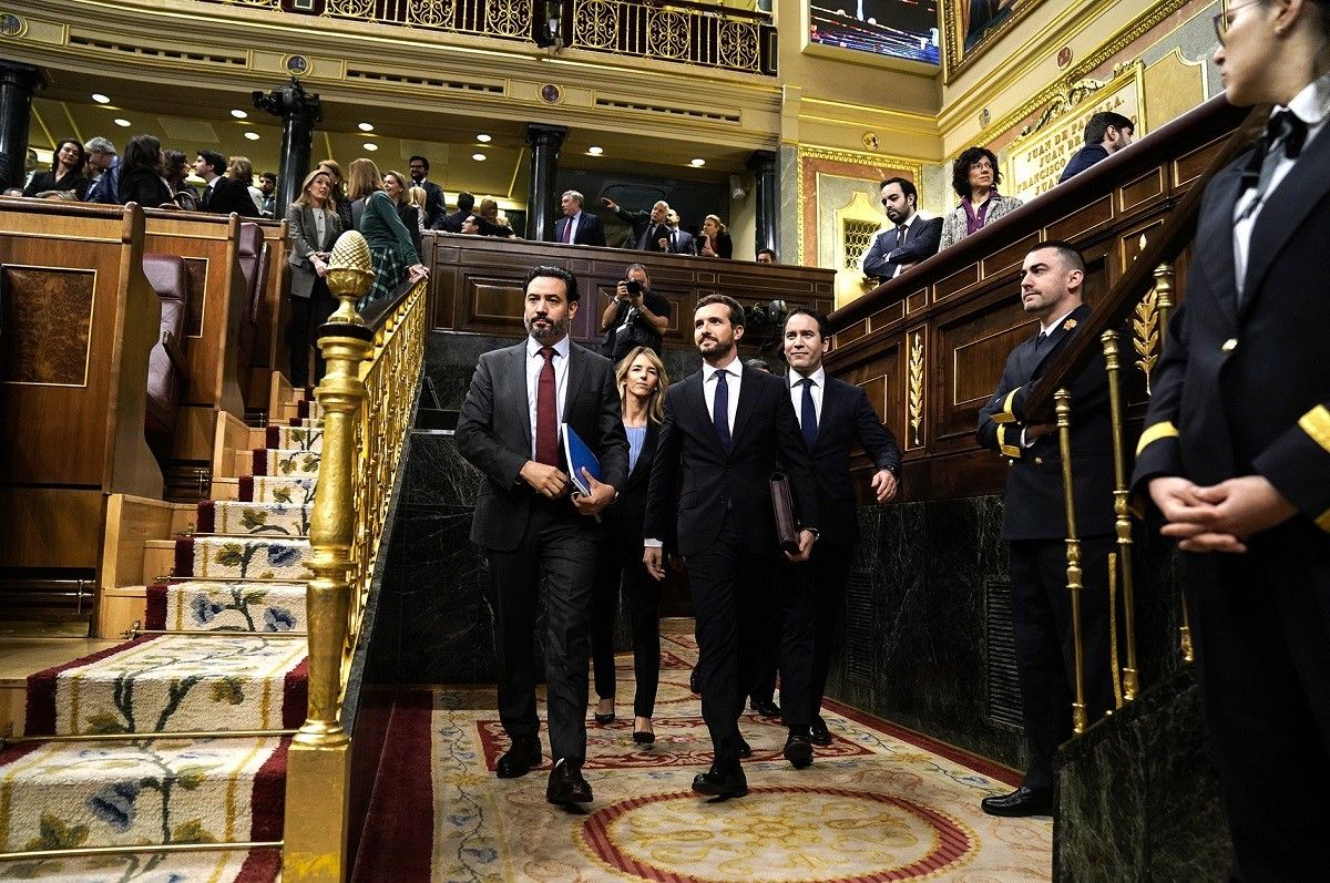 Pablo Casado amb els diputats del PP, en el ple d'investidura.