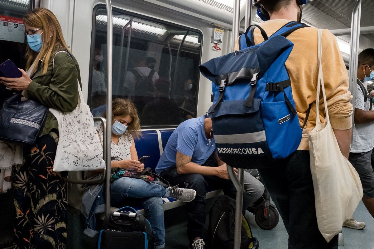Passatgers del metro de Barcelona, amb mascareta.