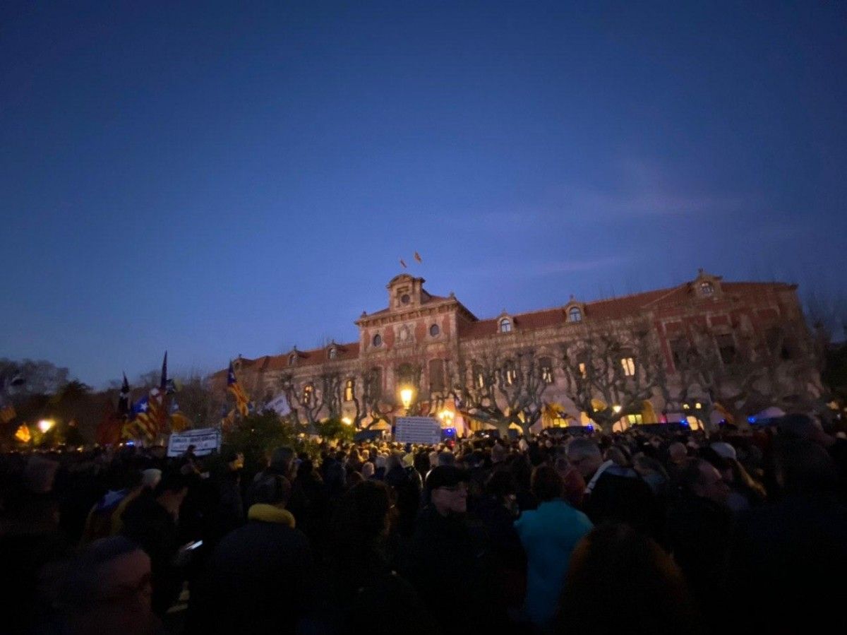 Imatge dels manifestants a les portes del Parlament