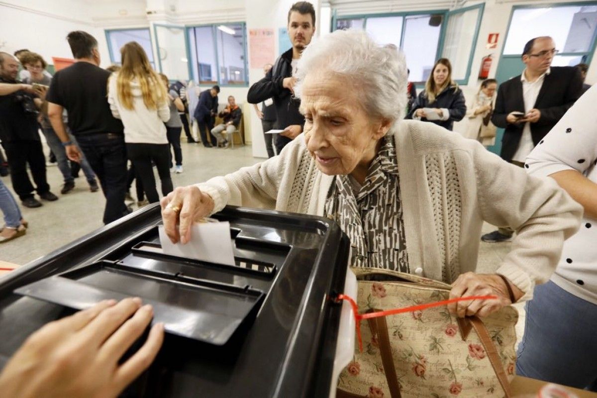 Una dona de 90 anys vota a l'escola Ribatallada de Sabadell