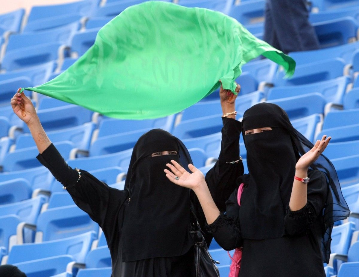 Dues dones saudites a les graderies d'un estadi on, fins el 2018, tenien prohibida l'entrada