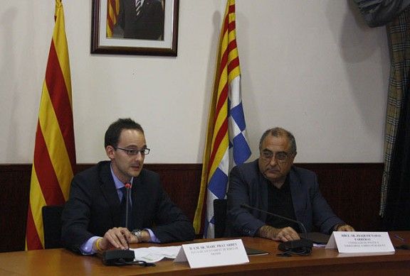 Marc Prat i Quim Nadal a l'acte de signatura del conveni de la Llei de barris de Ribes.