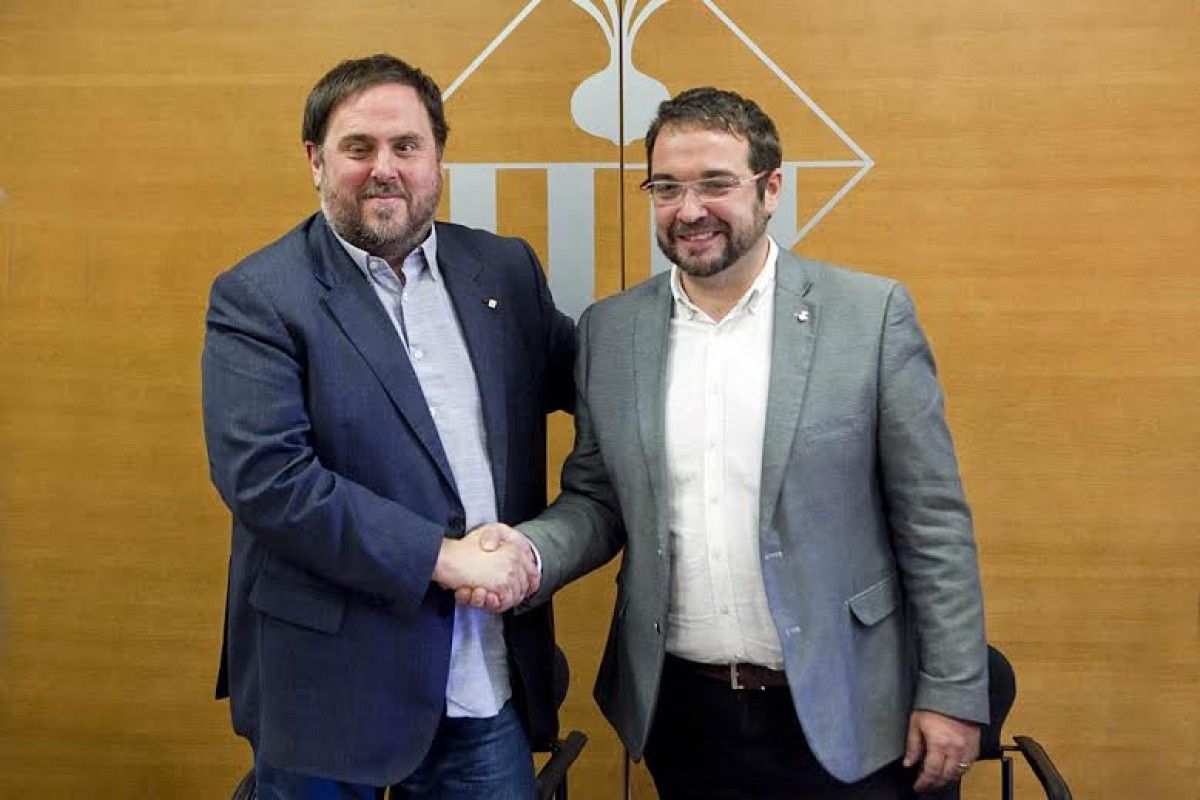 Oriol Junqueras, vicepresident del Govern, i Juli Fernàndez, alcalde de Sabadell en el moment de la signatura del conveni