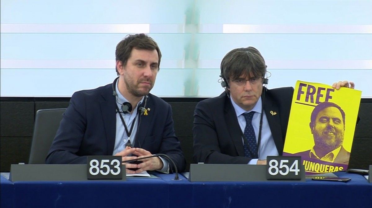 Carles Puigdemont i Toni Comín exhibeixen un cartell d'Oriol Junqueras al Parlament Europeu