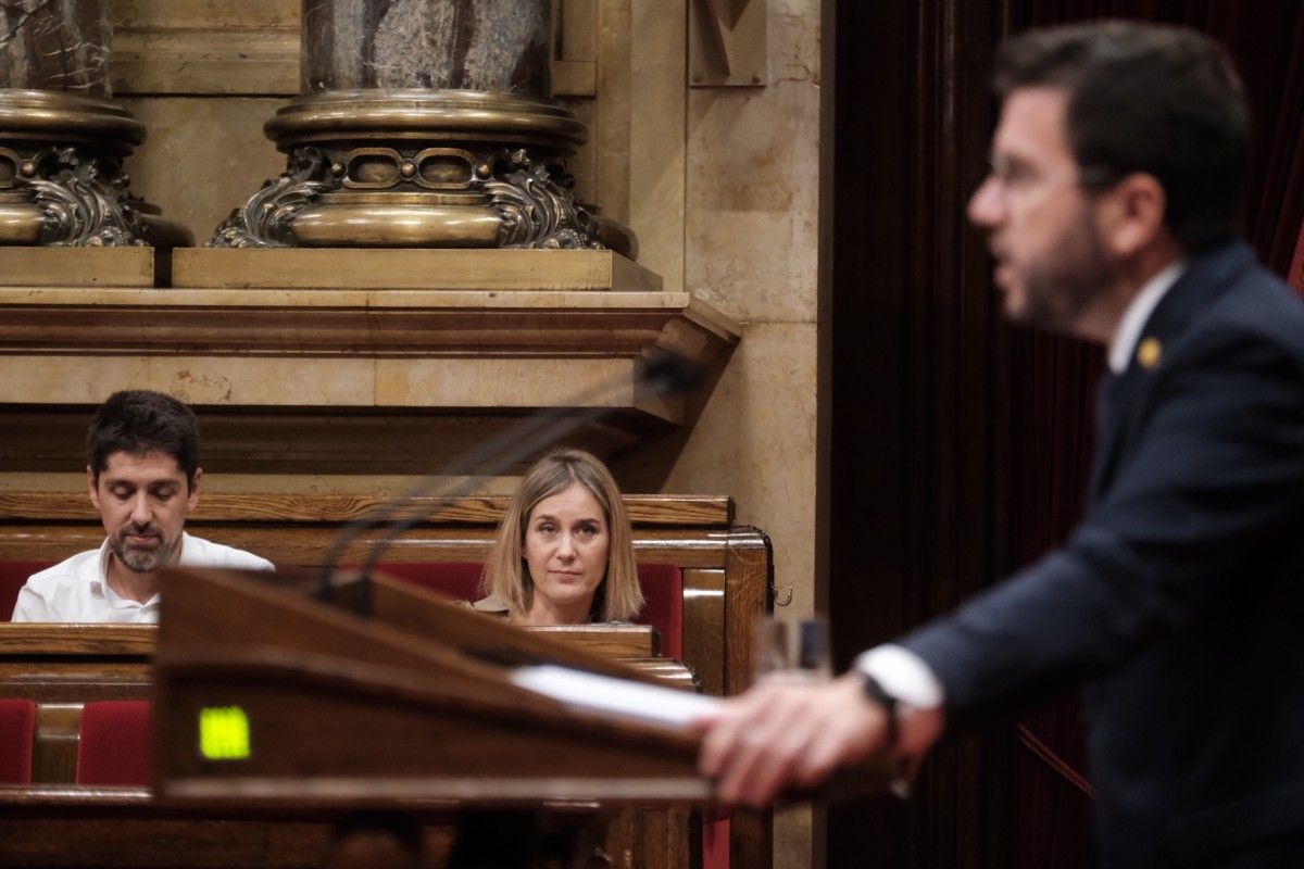 Jéssica Albiach i David Cid observen Pere Aragonès en el debat de política general.