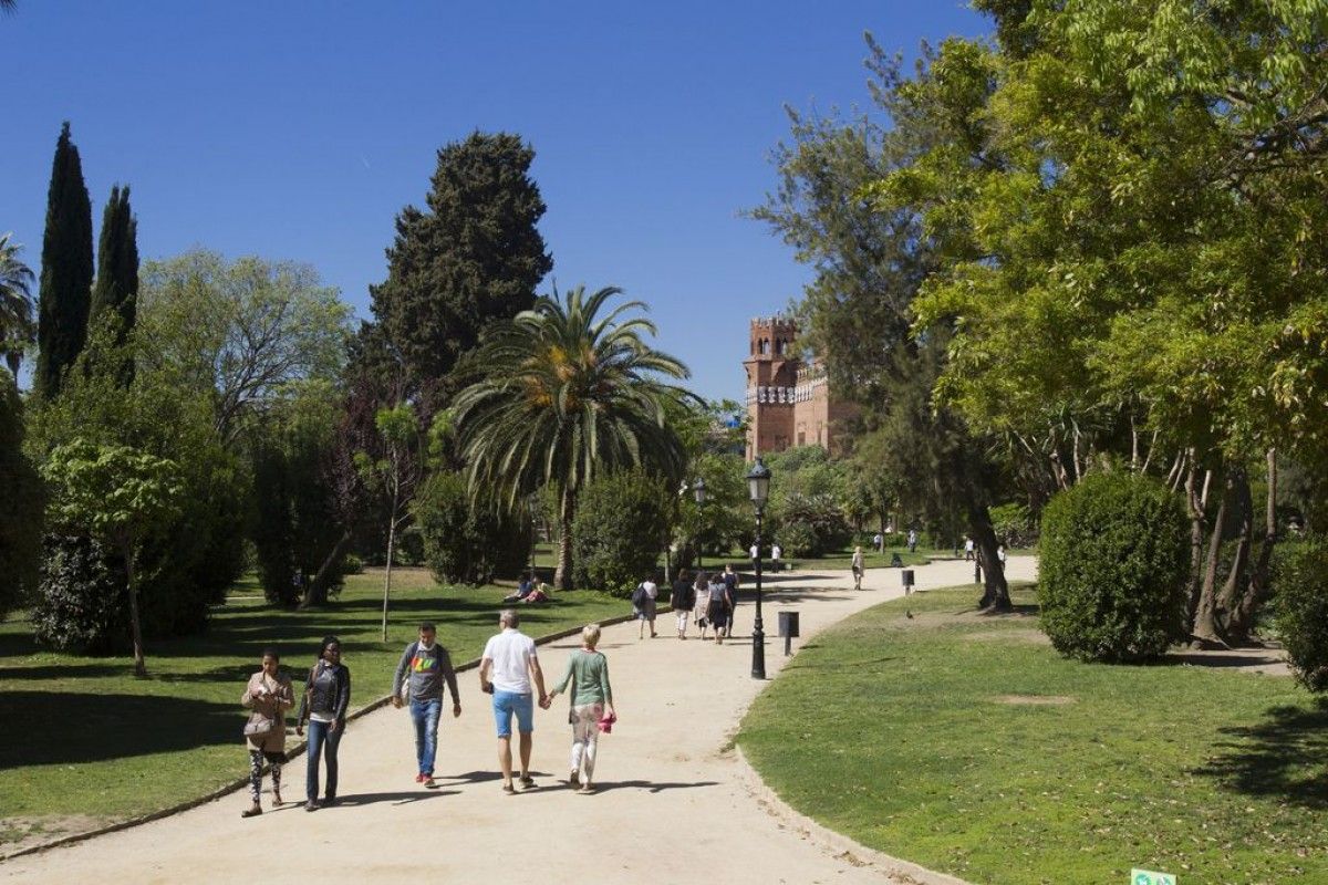 Gent passejant pel Parc de la Ciutadella