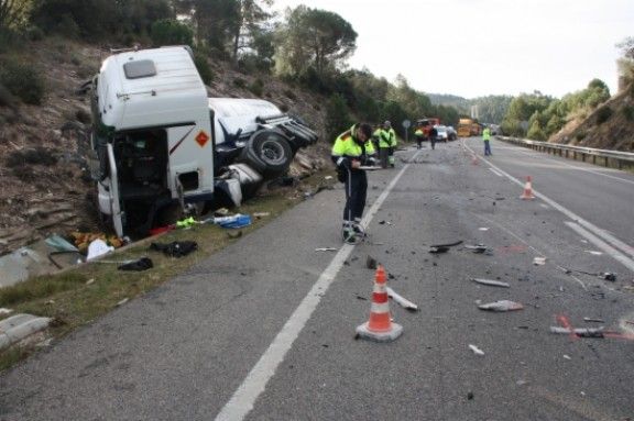 L'accident mortal ha tingut lloc a la variant de Girona, quan el cotxe ha envaït el carril contrari per causes que s'estan investigant