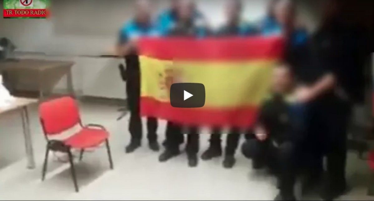 Agents de la Policia Municipal de Sabadell amb la bandera espanyola
