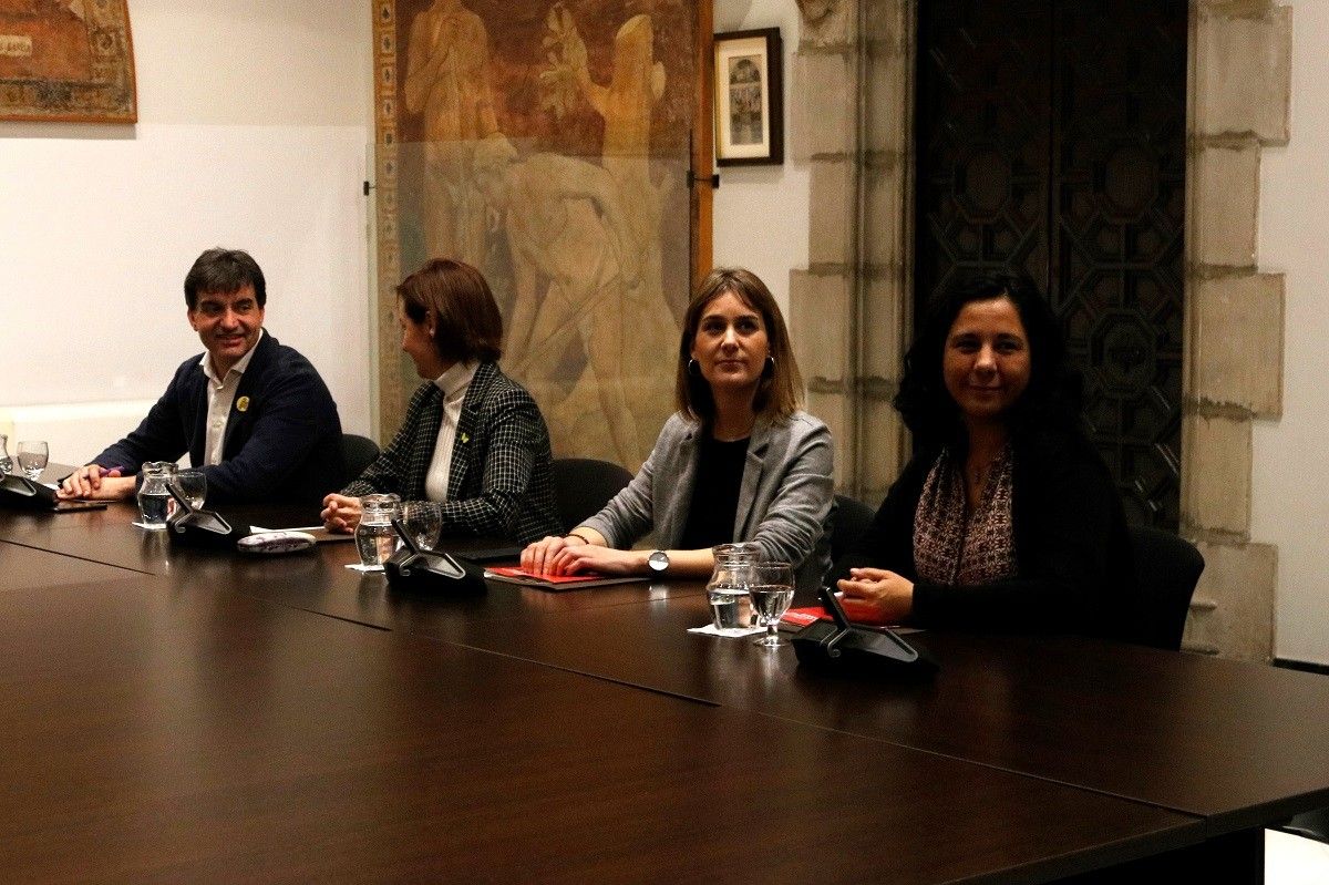 Susanna Segovia, Jéssica Albiach, Anna Caula i Sergi Sabrià, en la tercera reunió de l'espai de diàleg