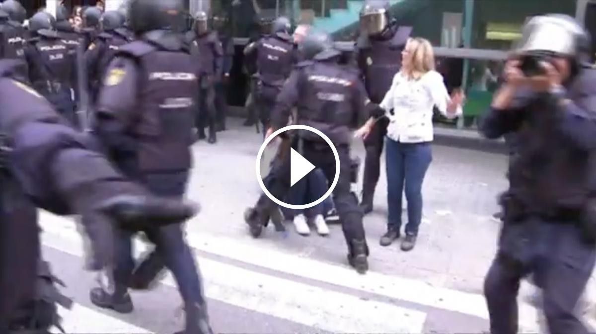 Policia espanyola arrossegant sabadellencs davant de l'escola Nostra Llar