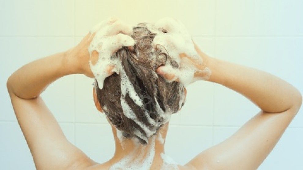 Una noia rentant-se el cabell