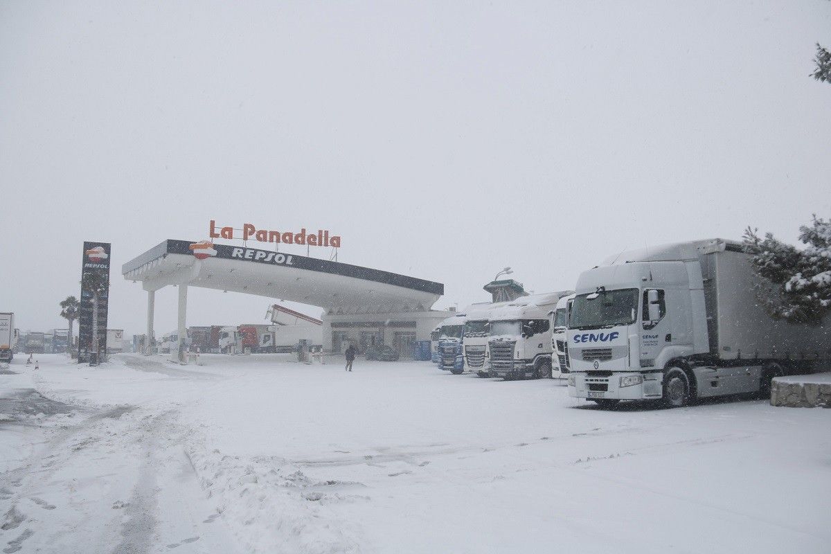 L'àrea de servei de la Panadella completament nevada amb camions aparcats. 28 de febrer de 2018