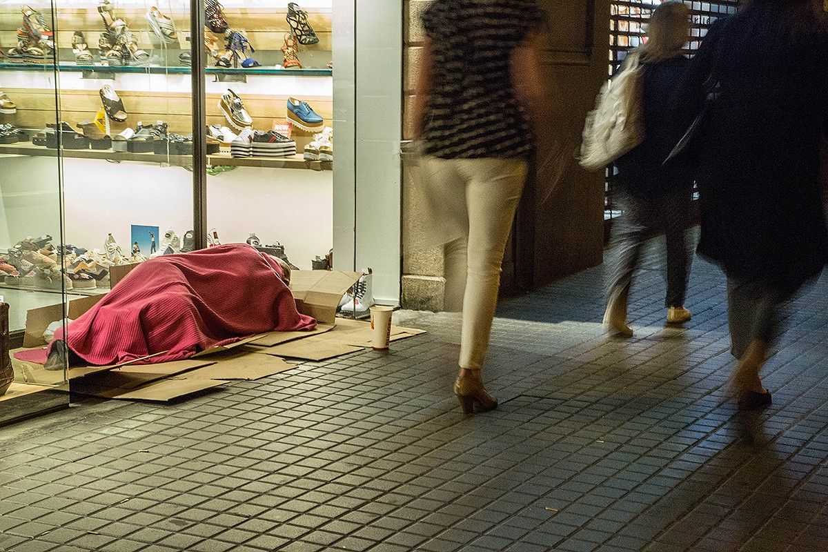 Una persona dormint al carrer a Barcelona