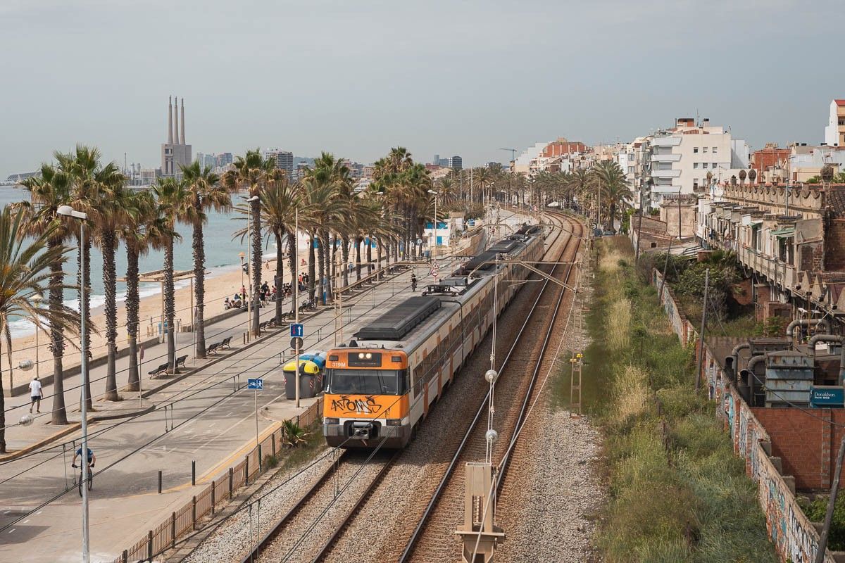 Un tren de Rodalies passant per Badalona, en una imatge d'arxiu