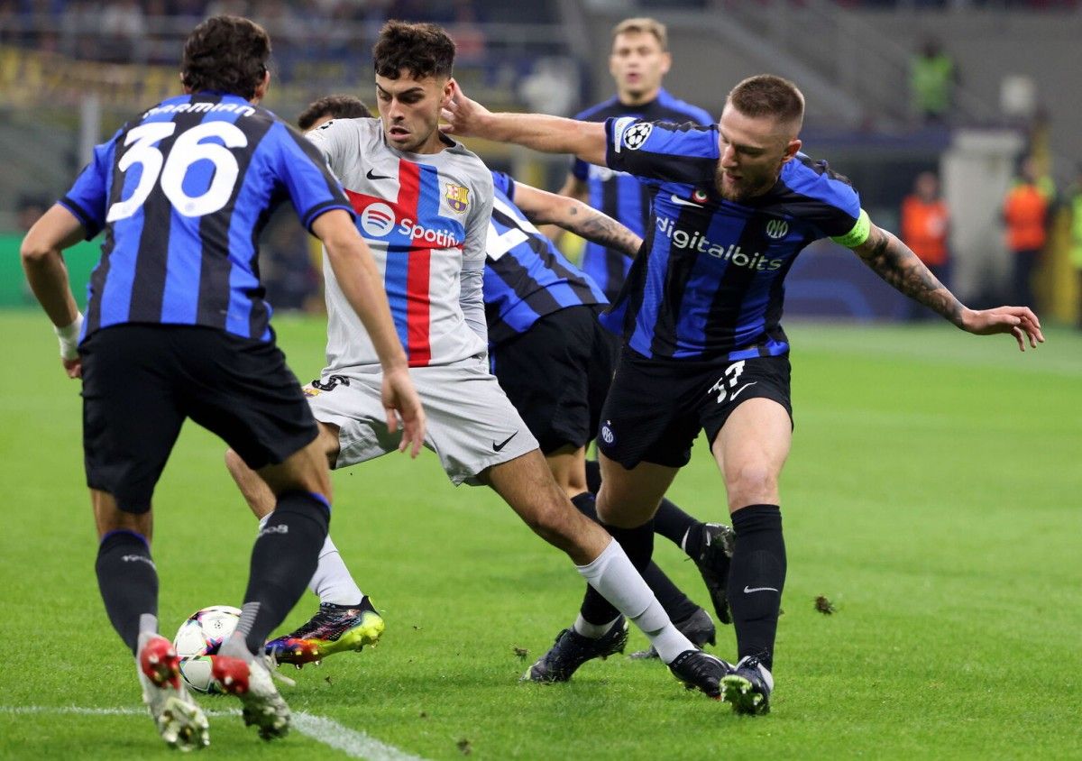 Pedri, envoltat de rivals de l'Inter