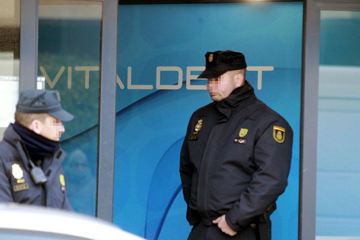 Agents de la Policia Nacional espanyola, davant de les oficines de Vitaldent