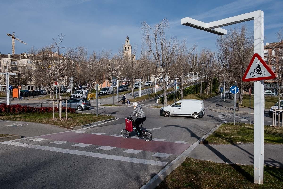 Un ciclista al centre de Sant Cugat