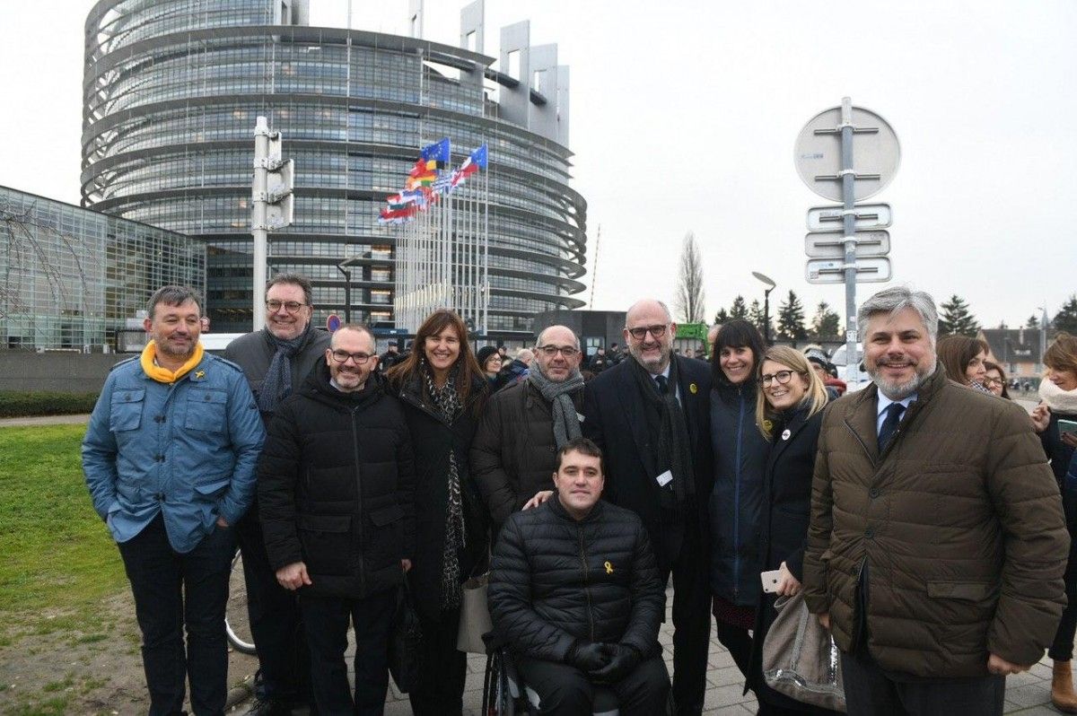 La delegació de JxCat, a les portes del Parlament Europeu