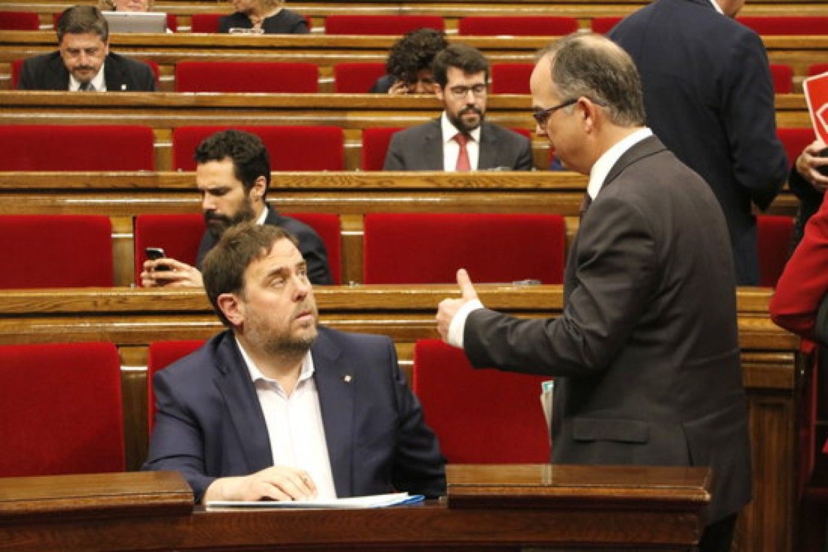 Oriol Junqueras i Jordi Turull, en un ple del Parlament l'abril del 2017