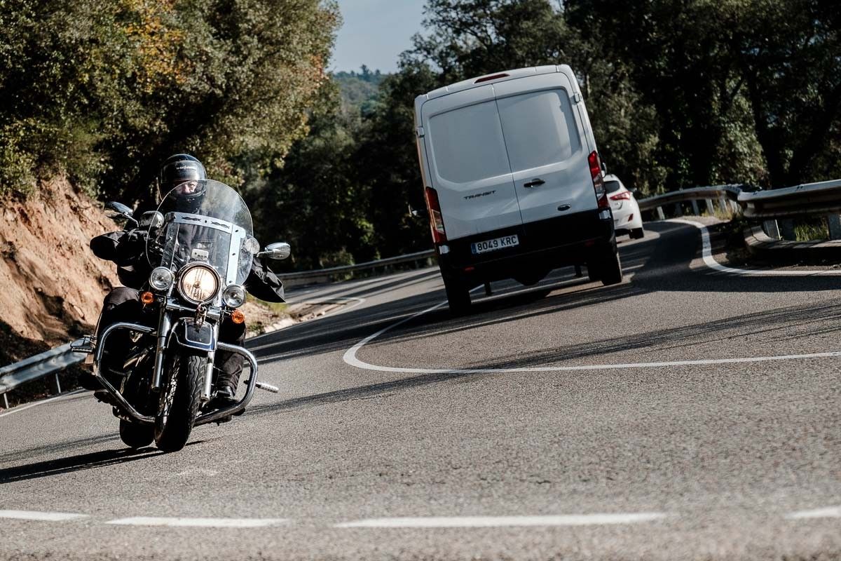 Un motorista per carretera