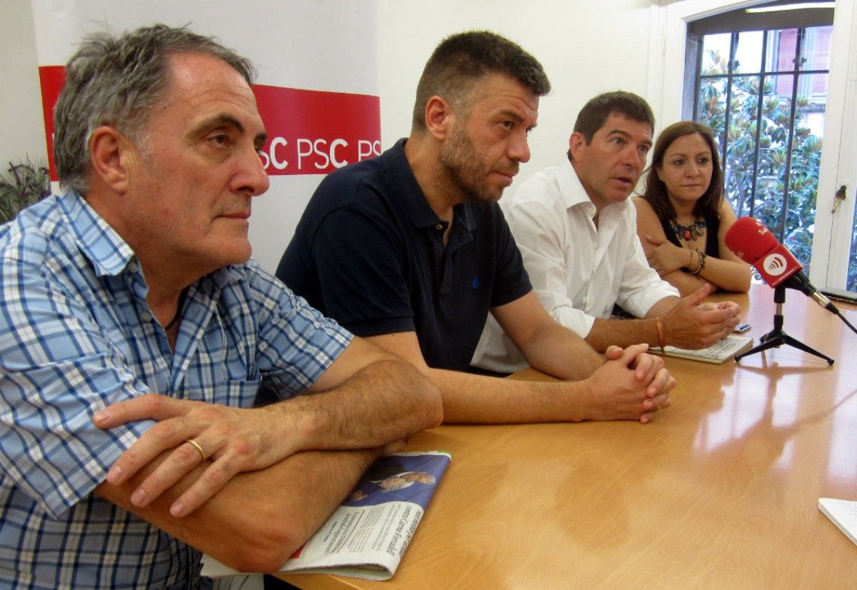 El portaveu del PSC a Sabadell, Josep Ayuso, amb la resta de regidors del PSC