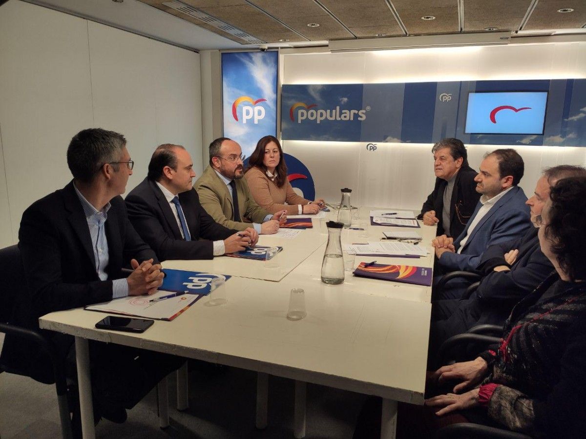 El president del PP català, Alejandro Fernández, i el de Societat Civil, Fernando Sánchez Costa, durant la trobada mantinguda aquest dilluns. 