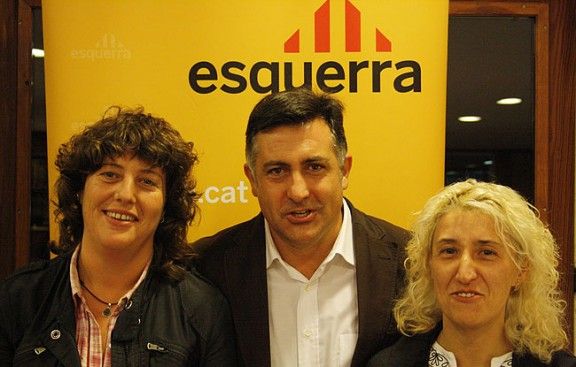 Joan Puigcercós amb les candidates d'ERC del Ripollès, Teresa Jordà i Carme Freixa.