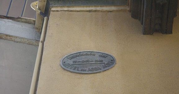 Placa de l'edifici Colon de Ripoll que recorda el nivell de l'aigua.