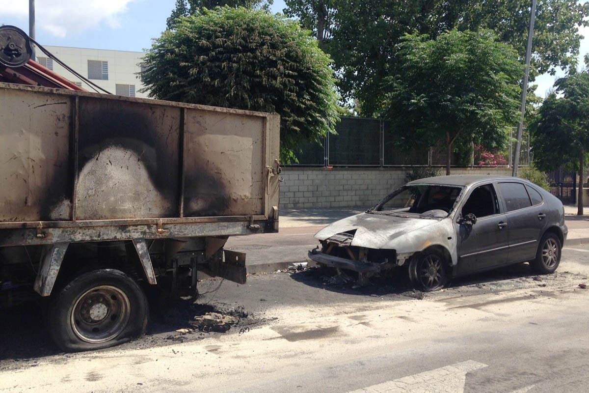 La part posterior del camió i el frontal del cotxe, cremats