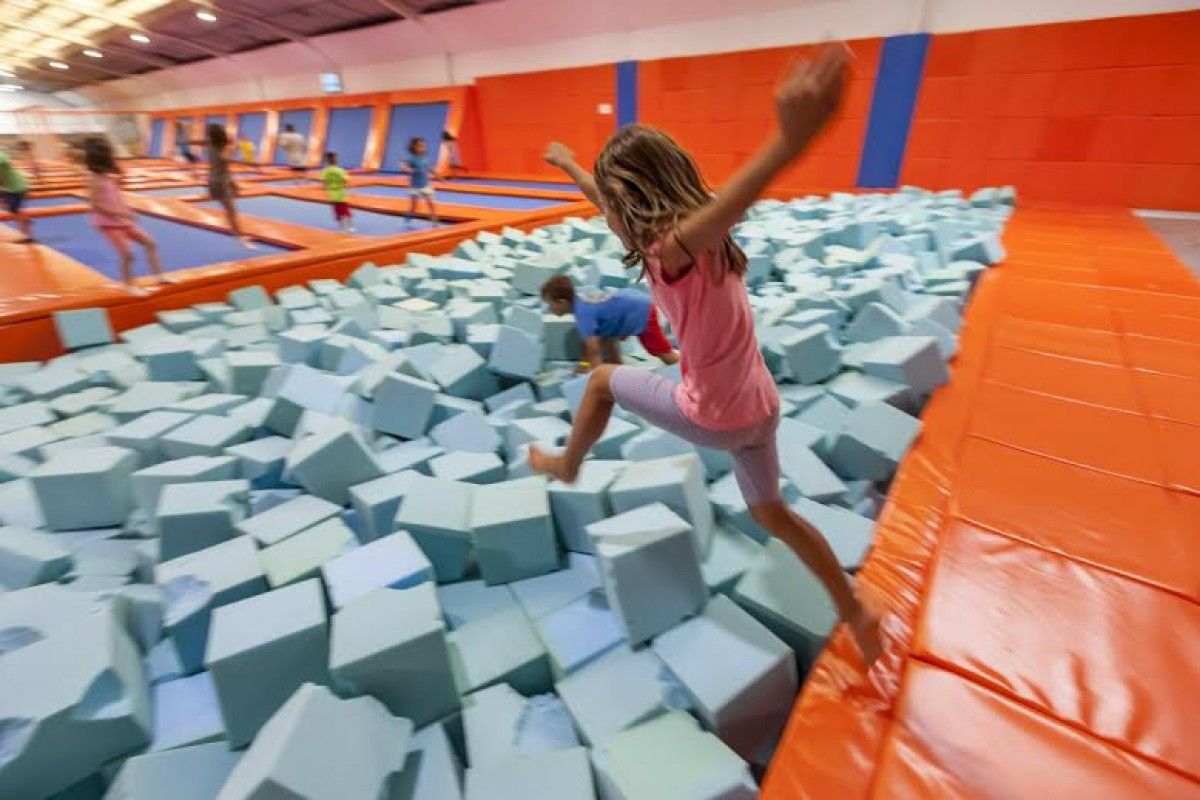 Imatge d'una nena saltant a les instal·lacions de Salting