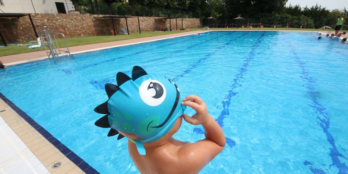 Un nano, preparant-se per banyar-se a la piscina d'Alforja