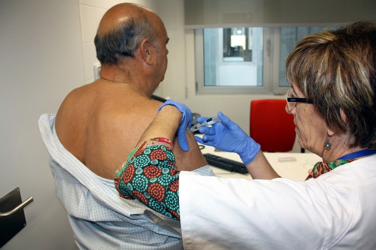 Un home vacunant-se de la grip