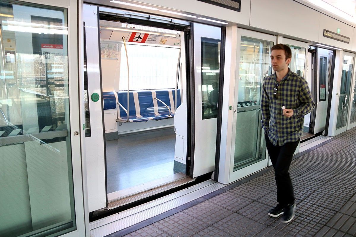 El primer usuari de l'estació Zona Franca de l'L10sud