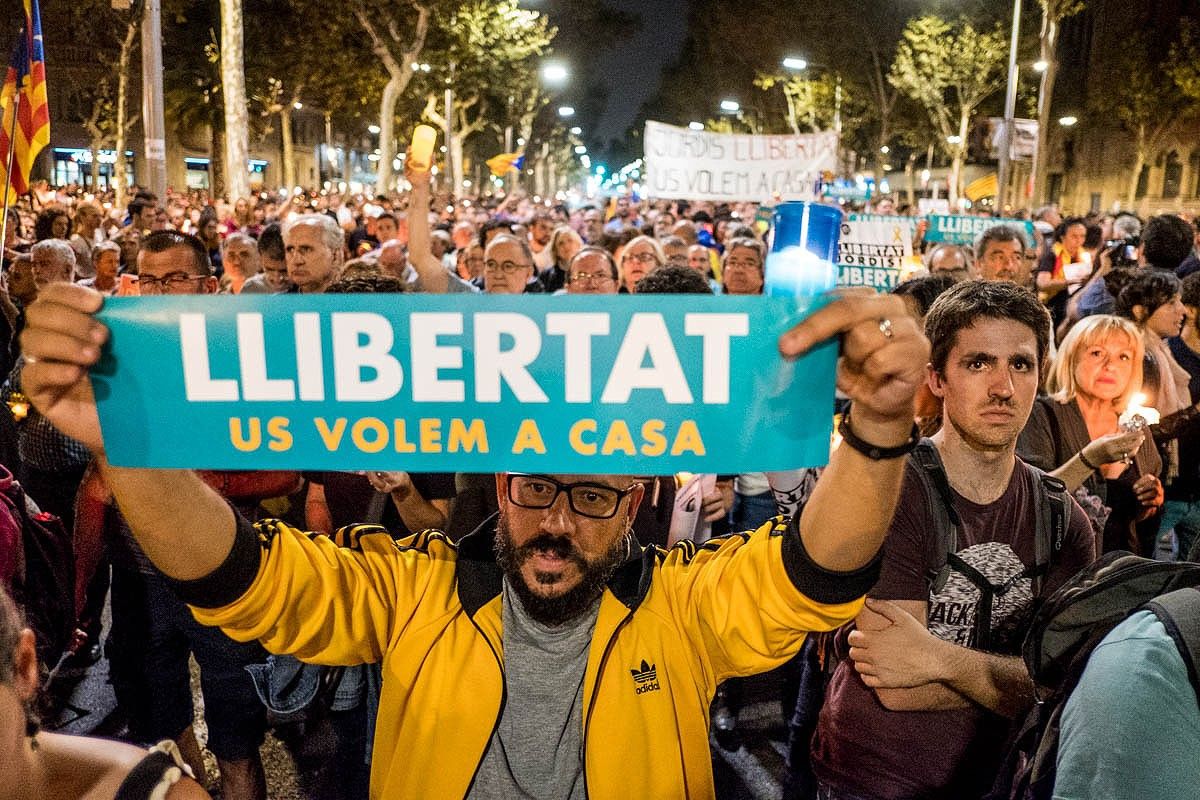 La marxa de Barcelona en solidaritat amb Jordi Sànchez i Jordi Cuixart 