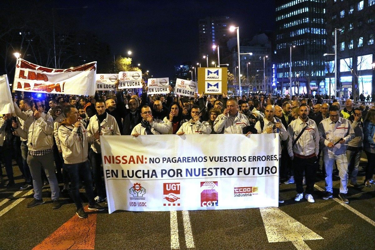 Els treballadors de Nissan, manifestant-se a la Diagonal de Barcelona