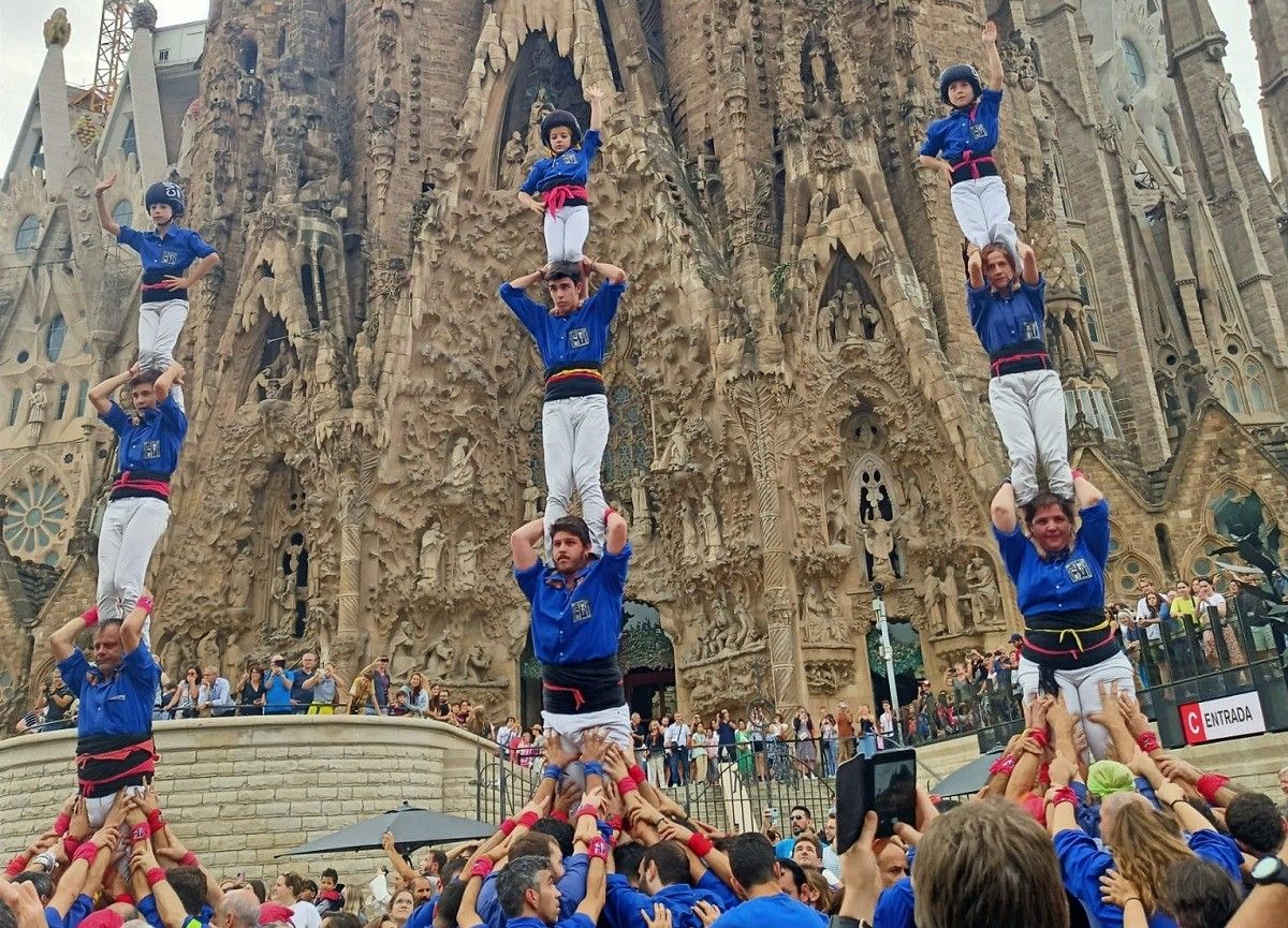 Els Castellers de la Vila de Gràcia, durant la diada castellera d'aquest diumenge