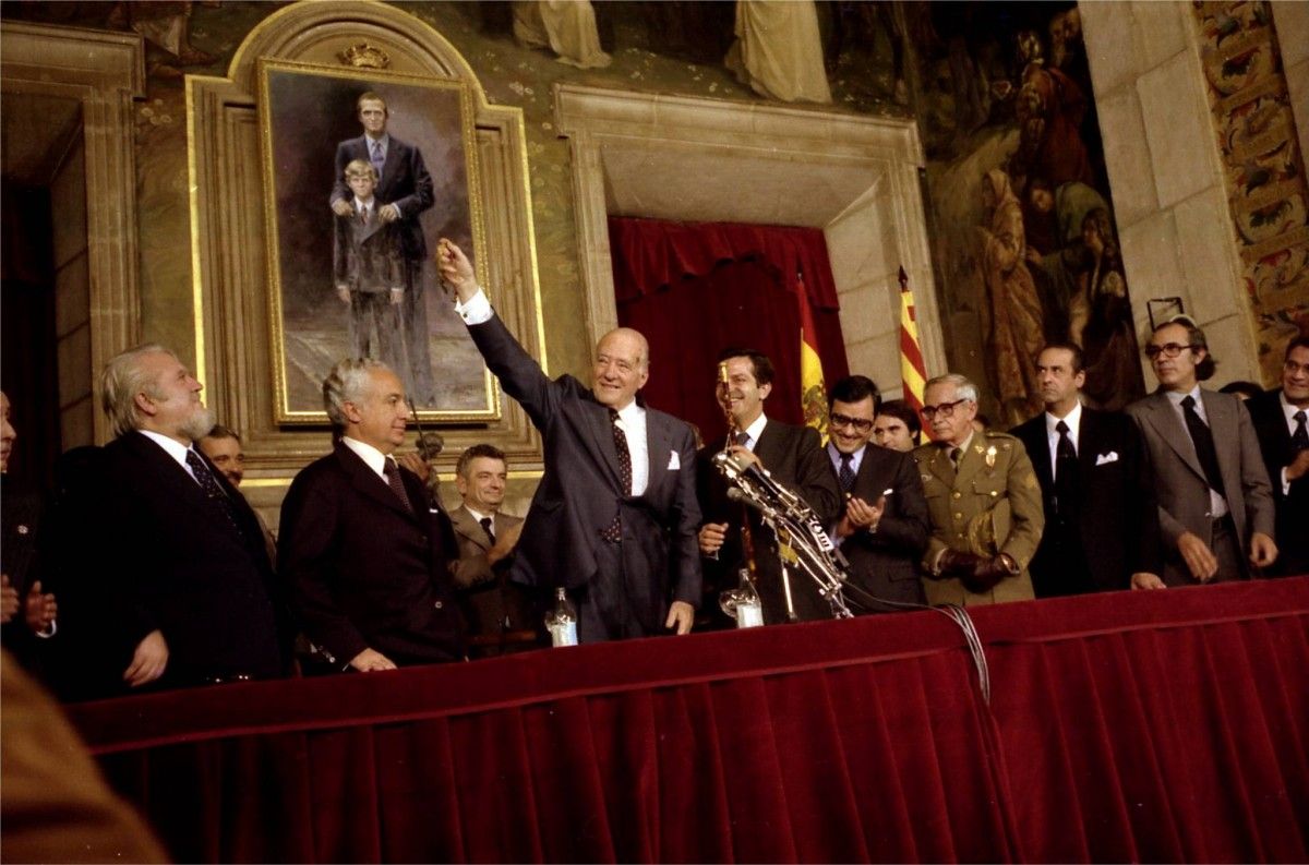 En presència d'Adolfo Suárez, Josep Tarradellas alça el medalló que l’acredita com a president restituït de la Generalitat