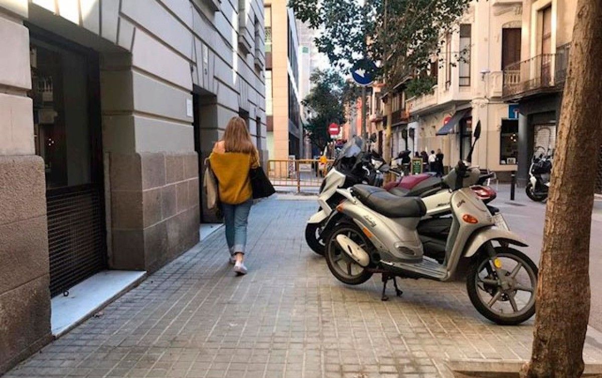 Motocicletes mal aparcades en un carrer del barri de Gràcia de Barcelona