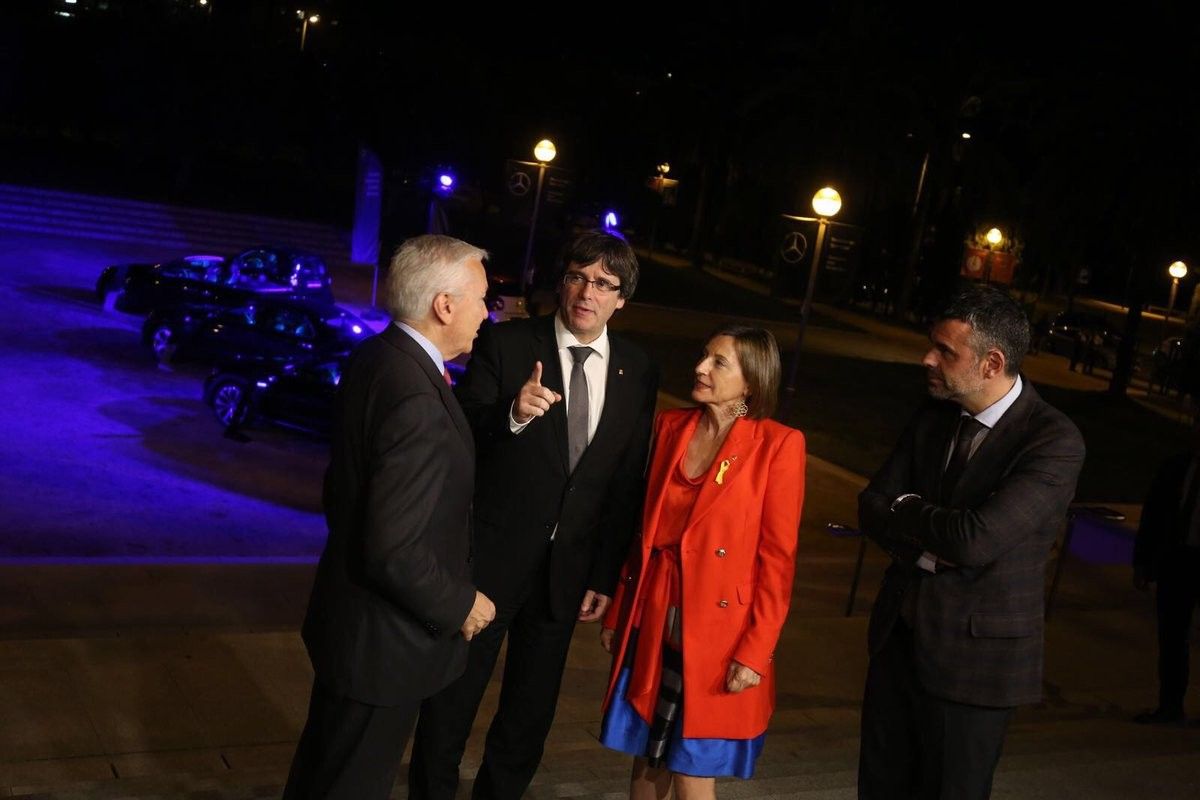 Antoni Abad, president de la Cecot, amb Carles Puigdemont, Carme Forcadell i Santi Vila