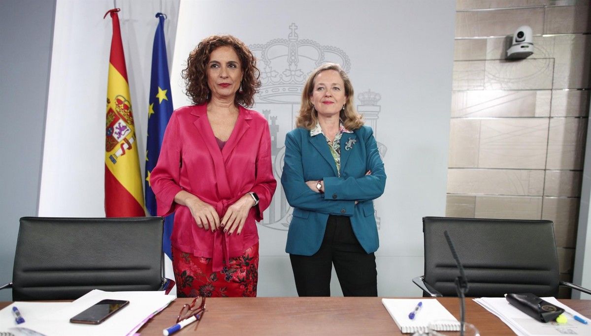 La portaveu del govern espanyol, María Jesús Montero, i la vicepresidenta Nadia Calviño, aquest dimarts