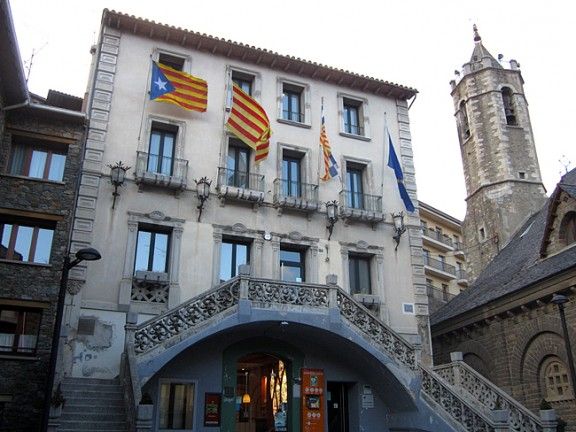 L'Ajuntament de Ribes té quatre banderes però no l'espanyola.
