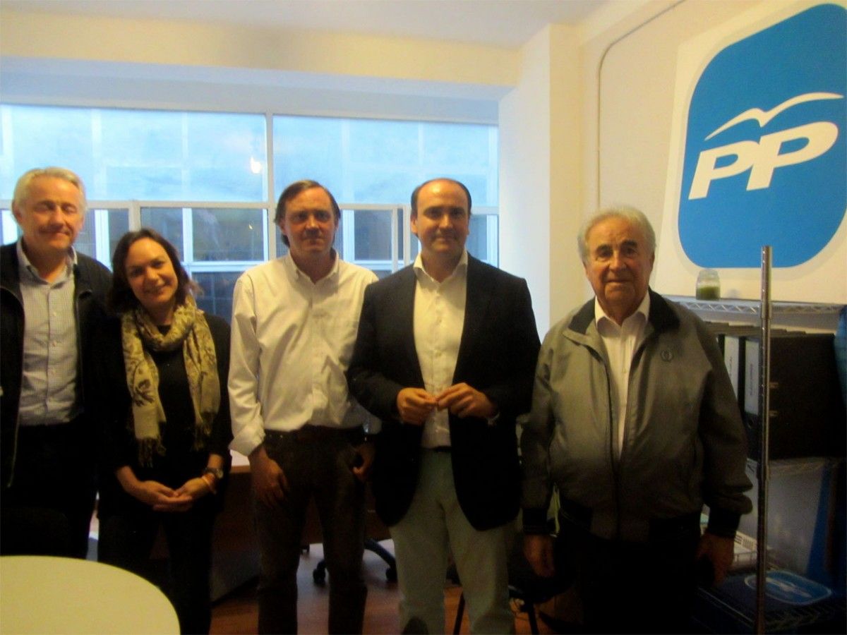 El president provincial del PP, Dani Serrano, amb membres de la formació de Sabadell