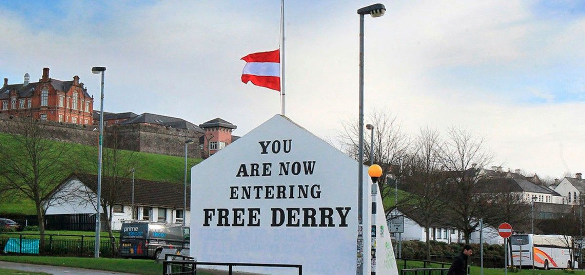 Els colors blanc i vermell del Derry City FC onegen al mític Free Derry Corner en record de Ryan McBride, capità del club mort de manera sobtada el 2017