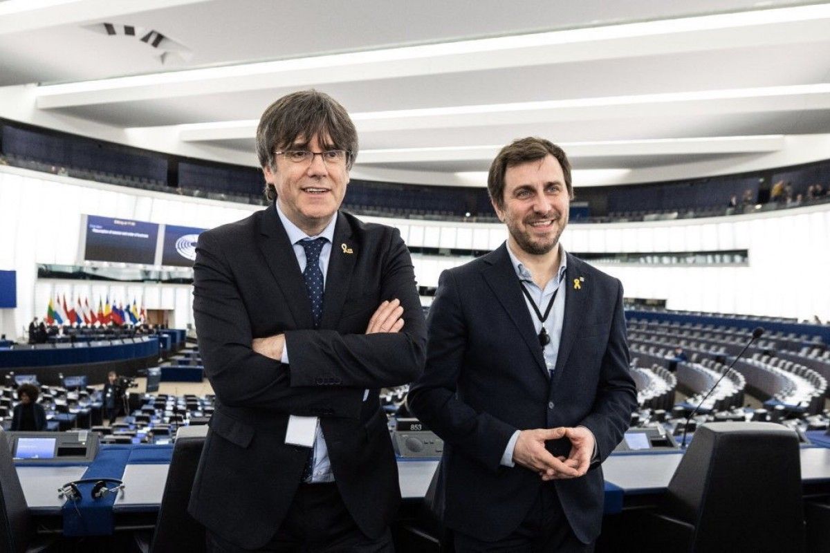 Carles Puigdemont i Toni Comín, dins l'hemicicle del Parlament Europeu a Estrasburg