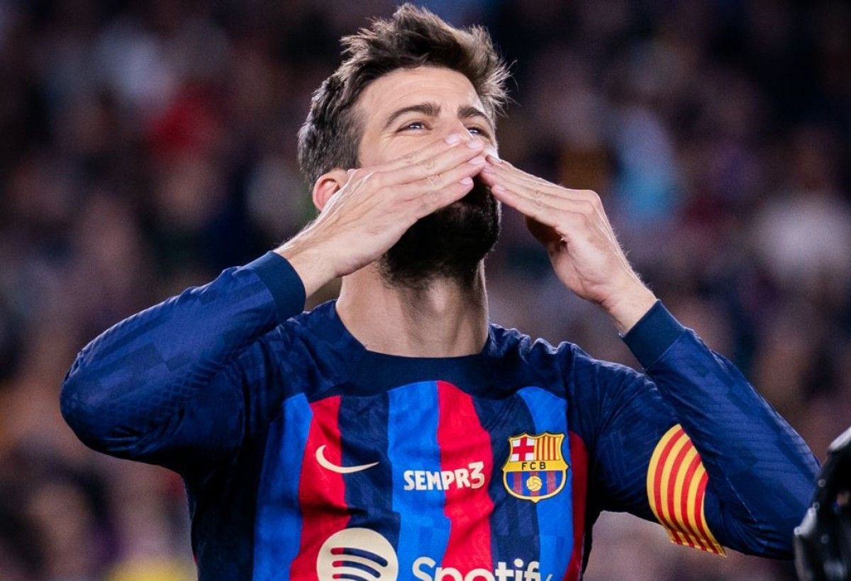 Gerard Piqué llançant petons a la grada el dia del seu comiat al Camp Nou