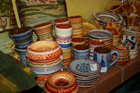 El clúster ceramista de la Bisbal d'Empordà ja exporta el 30% de la producció i busca nous mercats. A la imatge, diverses peces de ceràmica en una botiga de la capital del Baix Empordà