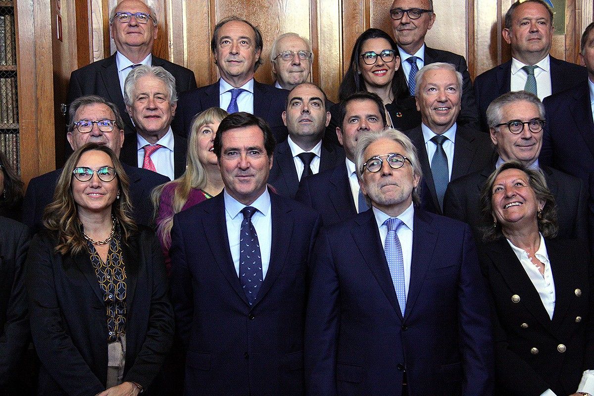 El president de Foment, Josep Sánchez Llibre, i el seu homòleg a la CEOE, Antonio Garamendi, en una foto de família.